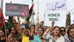 Abagore mu myigaragambyo muri Karachi basaba ko uburenganzira bwabo bwubahirizwa