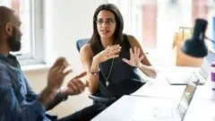 Até intuitivamente, empregadores deveriam querer contratar os candidatos mais qualificados e experientes; mas não é o que acontece.