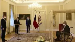 الرئيس التشكي في غرفته الزجاجية