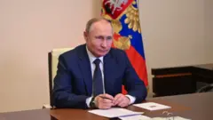 Vladimir Putin no seu gabinete em 4 de março de 2022