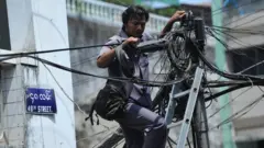 ရန်ကုန်မြို့လယ်ခေါင်က မီးပြင်နေတဲ့ လျှပ်စစ်ဝန်ထမ်းတစ်ဦး