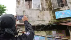 বাংলাদেশে নিরাপত্তা বাহিনীর একজন সদস্য বিস্ফোরণের পর ঢাকার পল্লবী থানার ছবি তুলছেন, ২৯-০৭-২০২০।