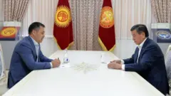 Cumhurbaşkanı Ceenbekov (sağda) parlamentonun başbakanlığa seçtiği Caparov'u (solda) atamayı reddetti