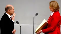 Olaf Scholz arahirira amabanga yo kurognora ubudage