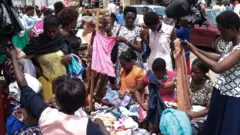 Abagore bariko baragura impuzu mw'isoko i Bujumbura, itariki 09/10/2020