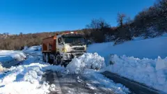 در پی بارش برف شدید، محورهای کندوان و کیاسر در استان مازندران کاملا مسدود شده بود