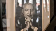 Фотография Михаила Горбачева в раме