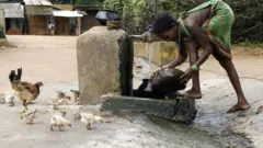 उडिसा स्टेट भारतमा झाडा पखाला लागेका बेला एक महिला भाँडा सफा गर्दै