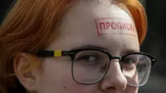 Учасниця акції за скасування прописки