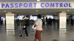 Wasafiri katika uwanja wa ndege