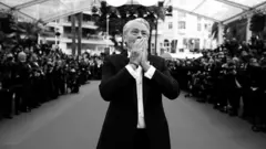 O ator francês Alain Delon reage ao chegar para ser premiado com uma Palma de Ouro Honorária na 72ª edição do Festival de Cinema de Cannes em Cannes, sul da França, em 19 de maio de 2019