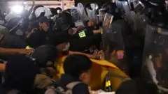 ผู้ชุมนุมผลักดันกับตำรวจ