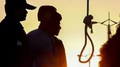 اعدام یک نفر در مشهد به دلیل مصرف مشروبات الکلی؛ دادگستری مشهد می‌گوید او قبلاً هم برای جرایم دیگری، مجازات شده بود