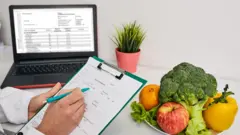 Nutricionista creando una dieta para un paciente