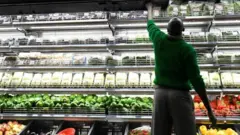 Bamwe muri bo barenze kuri ayo mabwiriza bajya mu maguriro