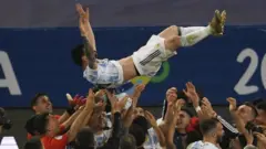 Abakinyi bagenziwe ba Messi bamuterera mu kirere bongera bamusama mu kwigina intsinzi