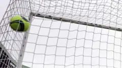 Un ballon au fond du filet - football