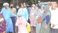 গত ২৫শে মার্চ যেদিন খালেদা জিয়া মুক্তি পান, সে সময় তাঁকে ঘিরে বিএনপির নেতারা।