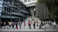 香港中文大學校園內學生排隊等候穿梭巴士（資料圖片）