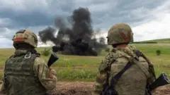 военные смотрят на взрыв