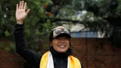 यसअघि सबैभन्दा छोटो समयमा सगरमाथा आरोहण गर्ने महिलाको कीर्तिमान फुन्जो जाङ्मु लामाको नाममा थियो जसले सन् २०१७ मा ३९ घण्टा छ मिनेटमा आरोहण गरेकी थिइन्।