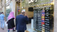 إيرانيون يدخلون إلى محل صرافة في طهران