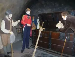 Инсталляция в Эдинбургском замке, демонстрирующая, как Скотт нашел корону