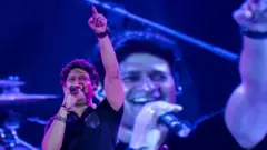 একটি অনুষ্ঠানে কেকে