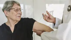 Không phải ai trong nhóm cư dân cao tuổi, trên 80, cũng được tiêm ngay năm nay.