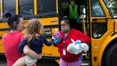 Una familia recibiendo alimentos en la ciudad de Seattle, Washington