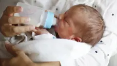 Младенец с бутылкой