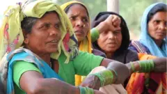 મહિલા