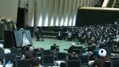 عکس از آرشیو؛ ارتباط تصویری آیت الله خامنه ای با نمایندگان مجلس