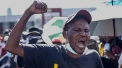 መፈክር የሚያሰማ ደቡብ አፍሪካዊ