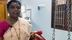 பாரம்பரியமாக ஆண்கள் வாசித்த பழங்கால இசைக்கருவிகளை வாசிக்கும் பெண்