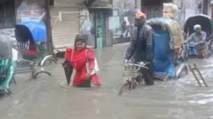 বৃষ্টি হলে এমন দৃশ্য নিয়মিত ঘটনা ঢাকায়