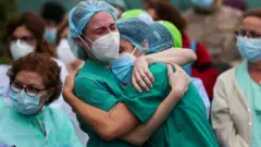 Les travailleurs de la santé pleurent la mort d'un collègue en Espagne
