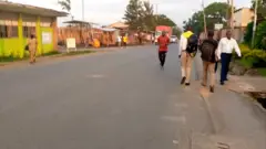 Mu mabarabara yo hagati mu gisagara ca Bujumbura hagaragara uruja n'uruza rw'abantu n'imiduga gusa