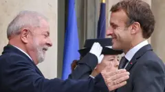 Ex-presidente Lula cumprimentando Macron