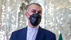 وزیر خارجه ایران گفته است که در صورت شکست مذاکرات "قطعا دست جمهوری اسلامی ایران بسته نخواهد بود و گزینه های مختلفی در مقابل ما قرار دارد"