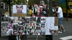 مظاهرة تطالب باطلاق سراح عدد من موقوفي الحراك في الجزائر وتعرض عددا من صورهم