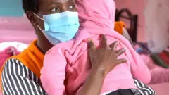 Des enfants qui vivent avec leur mère incarcérée en prison. La question est controversée, car certains affirment que ce n'est pas un environnement sûr pour élever un enfant.