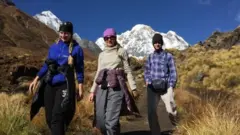 अन्नपूर्ण आधार शिविरबाट फर्किँदै गरेका रुसी पर्यटकहरू