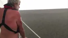 Hombre observa mar de pómez