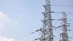 Pemasangan fasilitas proyek pembangkit listrik 35.000 megawatt di Jakarta