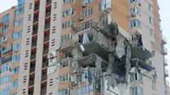 Prédio de apartamentos em Kiev danificado