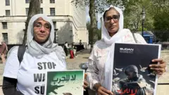 متظاهرتان ضد الحرب في السودان