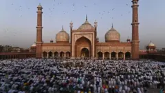 Ҳиндистон аҳолисининг 15 фоизини мусулмонлар ташкил этади. Бу Деҳли шаҳридаги Жомеъ масжиддаги намоз