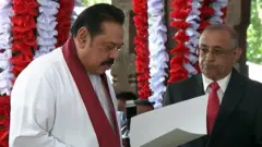 பதவியேற்கும் பிரதமர் மஹிந்த ராஜபக்ஷ.