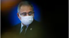 Queiroga de máscara em evento